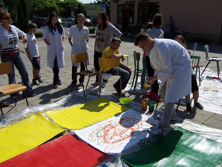 03_alapiskolasok_alkotnak_gutan_a_kulturhaz_elott_akciofesteszet.jpg