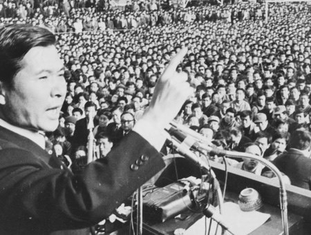 Pak Csong Hi beszédet mond a tömeg előtt