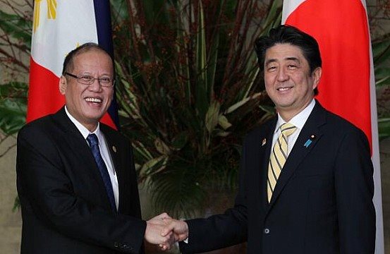 Benigno Aquino fülöp-szigeteki elnök és Abe Sindzó japán kormányfő találkozója a múlt héten. Jelentősen átrendezheti a regionális egyensúlyt Manila és Tokió szorosabbá váló katonai együttműködése.