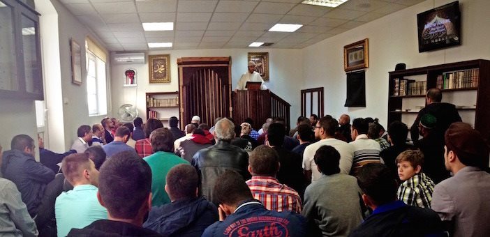 A Bősön elhelyezett menekültek, akiket az állam a helyiek tiltakozása ellenére helyezett el a városban, együtt imádkozott karácsonykor a pozsonyi muszlimokkal