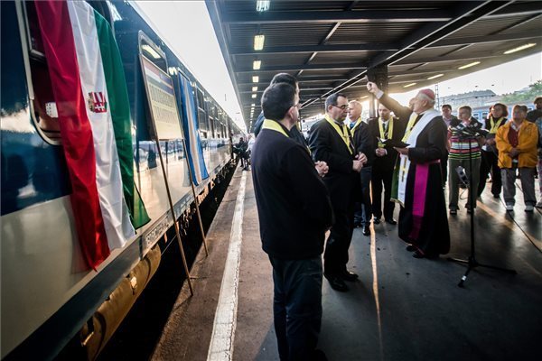 Bíró László tábori püspök, a zarándoklat lelki vezetője megáldja a csíksomlyói búcsúba induló Boldogasszony zarándokvonatot búcsúztatásán. Balról Soltész Miklós, az Emberi Erőforrások Minisztériumának egyházi, nemzetiségi és civil társadalmi kapcsolattartásért felelős államtitkára (b4) és Görbe László piarista szerzetes (b3) a budapesti Nyugati pályaudvaron 2016. május 12-én. A négynapos útra induló, ezer zarándokot szállító vonatot Püspökladányig a Szent Márton-év tiszteletére felmatricázott Szent Márton-mozdony húzza, majd Kolozsváron, Marosvásárhelyen, Maroshévízen és Gyergyószentmiklóson ünnepség keretében fogadják a zarándokvonat utasait., Forrás: MTI
