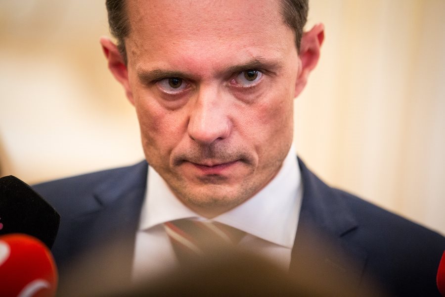 Procházka, aki nemrég menesztette pártja alelnökét, ezzel őjra a szétesés szélére sodorva a Sie